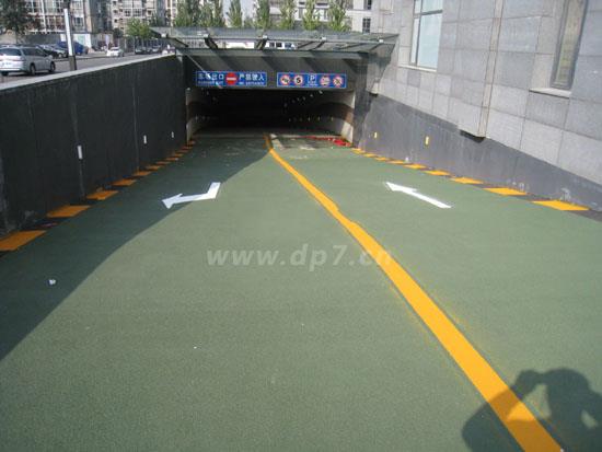 铺砂止滑坡道地坪-欧进建材www.licheng1555.cn